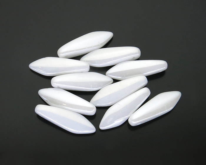 Bodeži 5x16mm 03000/20600 Chalk White Shimmer Staklene češke perle