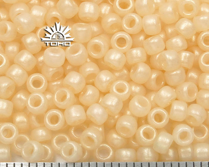 TR-08-Y915 Toho Round 8/0 HYBRID Light Beige Gold Zrnaste perlice - seed beads